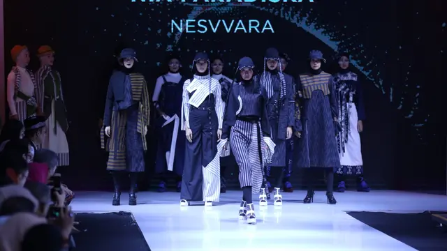 3 Siswi SMK dari Kudus Pamerkan Rancangannya di Show Pembuka MUFFEST 2019