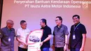 Direktur PT Isuzu Astra Motor Indonesia (IAMI) Ary A. Mariano (kedua kiri) menyerahkan bantuan kendaraan operasional kepada Yayasan Amaliah Astra Riza Deliansyah (tengah) pada puncak Astra Gema Islami (AGI) 2019 di Jakarta, Jumat (12/7/2019). (Liputan6.com/HO/Ilham)