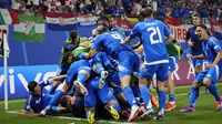 Para pemain Italia merayakan gol yang dicetak oleh Mattia Zaccagni ke gawang Kroasia dalam duel matchday terakhir Grup B Euro 2024 di Leipzig Stadium, Selasa (25/6/2024). Kedua tim bermain imbang 1-1. (AP Photo/Petr David Josek)