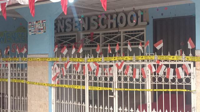 Garis polisi melintang di pagar daycare sekaligus PAUD Wensen School, Jalan Putri Tunggal No. 42, Cimanggis, Depok. Di lokasi ini terjadi kekerasan terhadap anak yang dilakukan oleh pemilik sekolah, Meita Irianty (MI). (Liputan6.com/Dicky Agung Prihanto)