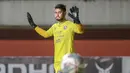 Adilson Maringa. Kiper asal Brasil berusia 31 tahun ini baru di awal musim ini memperkuat Arema FC di BRI Liga 1. Namun ia langsung klop dengan lini belakang Singo Edan. Total tampil 30 laga, ia mampu mencatat 14 kali clean sheet di BRI Liga 1 dan kebobolan 23 gol. (Bola.com/Bagaskara Lazuardi)