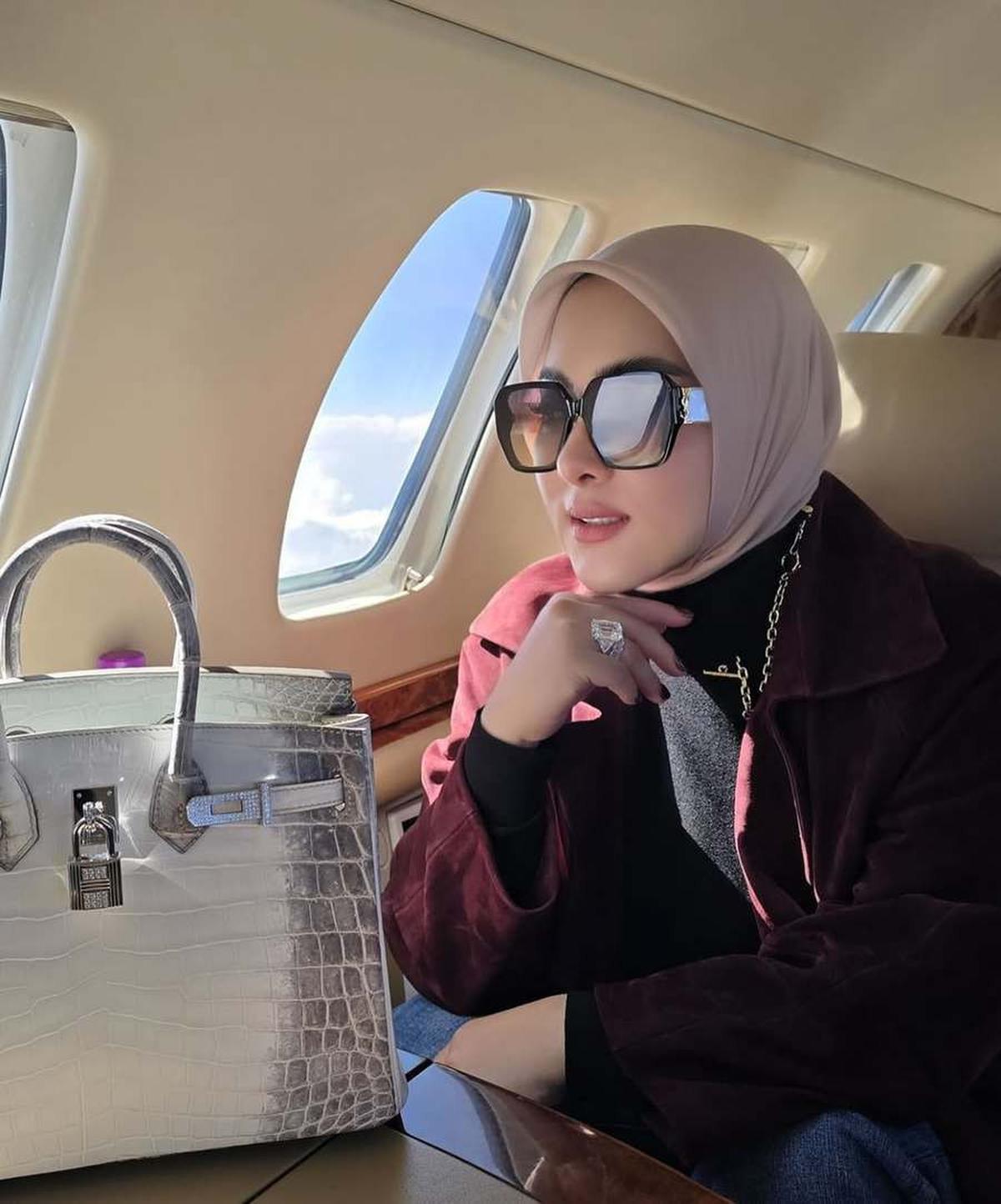 Potret Syahrini Tampil Mewah dan Elegan di Private Jet Menuju Karpet Merah Cannes 2025