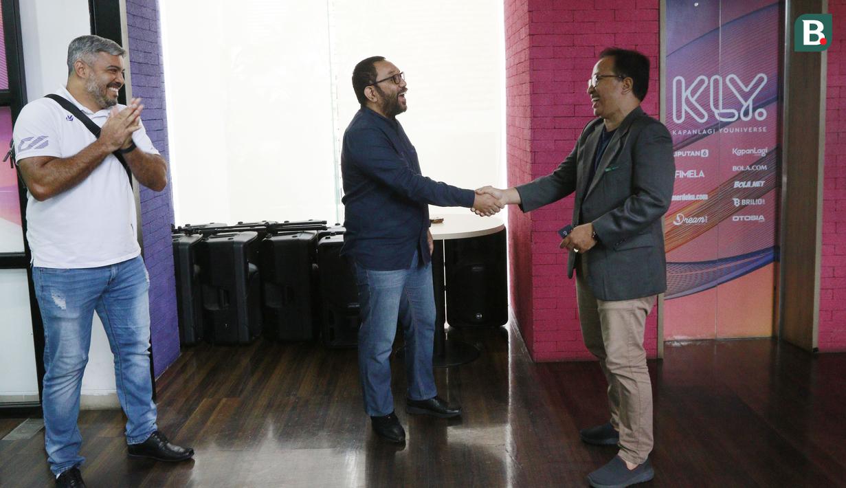 <p>Editor in Chief Bola.com &amp; Bola.net Darojatun (kanan) menyambut kedatangan perwakilan shareholder Persik Kediri di kantor Bola.com, Gondangdia, Jakarta, Senin (07/06/2022). (Bola.com/M Iqbal Ichsan)</p>