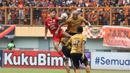 <p>Pemain Bhayangkara FC, Anderson Salles berebut bola di udara dengan pemain Persija Jakarta, Aji Kusuma dalam pertandingan lanjutan pekan ke-25 BRI Liga 1 2022/2023 yang berlangsung di Stadion Wibawa Mukti, Cikarang, Jawa Barat, Kamis (16/2/2023). (Bola.com/Ikhwan Yanuar)</p>