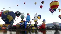 Aneka ragam bentuk balon udara dalam acara Festival Balon Internasional ke-XV di Metropolitan Park di Leon, negara bagian Guanajuato, Meksiko (20/11). Ribuan warga menyaksikan balon-balon udara yang diterbangkan pada pagi hari. (AFP/STR)