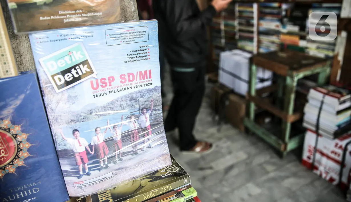 Buku-buku dagangan di kawasan Kwitang Jakarta, Jumat (26/6/2020). Sejumlah pedagang mengaku penjualan buku mengalami penurunan hingga 50 persen karena imbauan Pemerintah untuk tinggal dirumah dan libur sekolah selama pandemi COVID-19. (Liputan6.com/Faizal Fanani)