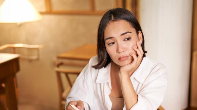 wanita juli bahagia tapi sedih