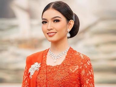 Selvi Ananda tampil anggun dengan kebaya merah berpayet serta selendang warna senada. Detail dari kebaya itu terlihat makin elegan dengan pemasangan bros perak berukuran besar di sisi kanan. Penampilannya makin mahal dengan aksesoris berlian berupa anting-anting raindrop dan kalung di lehernya. (Liputan6.com/IG/@riomotret)