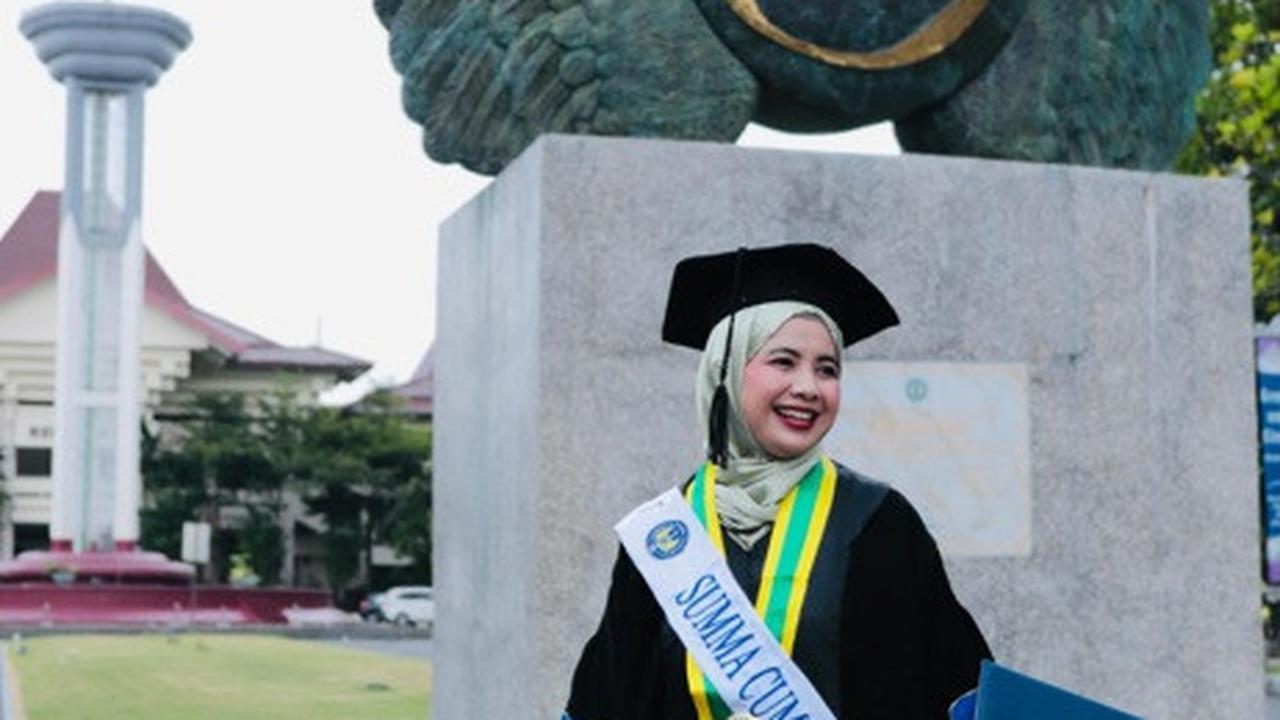 Tak heran jika Zela mengangkat isu kebencanaan, pasalnya ia memang bekerja di bidang kebencanaan. Di akun Instagram pribadinya, @zelalashira, Zela kerap membagikan kegiatannya memberi penyuluhan seputar kebencanaan.