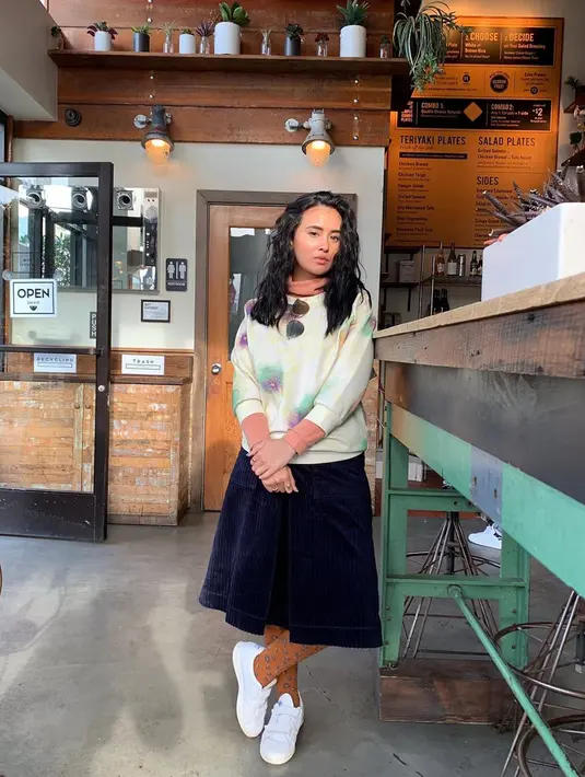 Ayushita memang terkesan sangat santai dalam berpenampilan. Terbukti dari penampilannya di salah satu cafe di San Fransisco, California ini. Menggunakan sweater berwarna krem dengan sedikit corak dan rok berwarna biru tua membuktikan penampilannya yang selalu simpel.(Liputan6.com/IG/@ayushita)