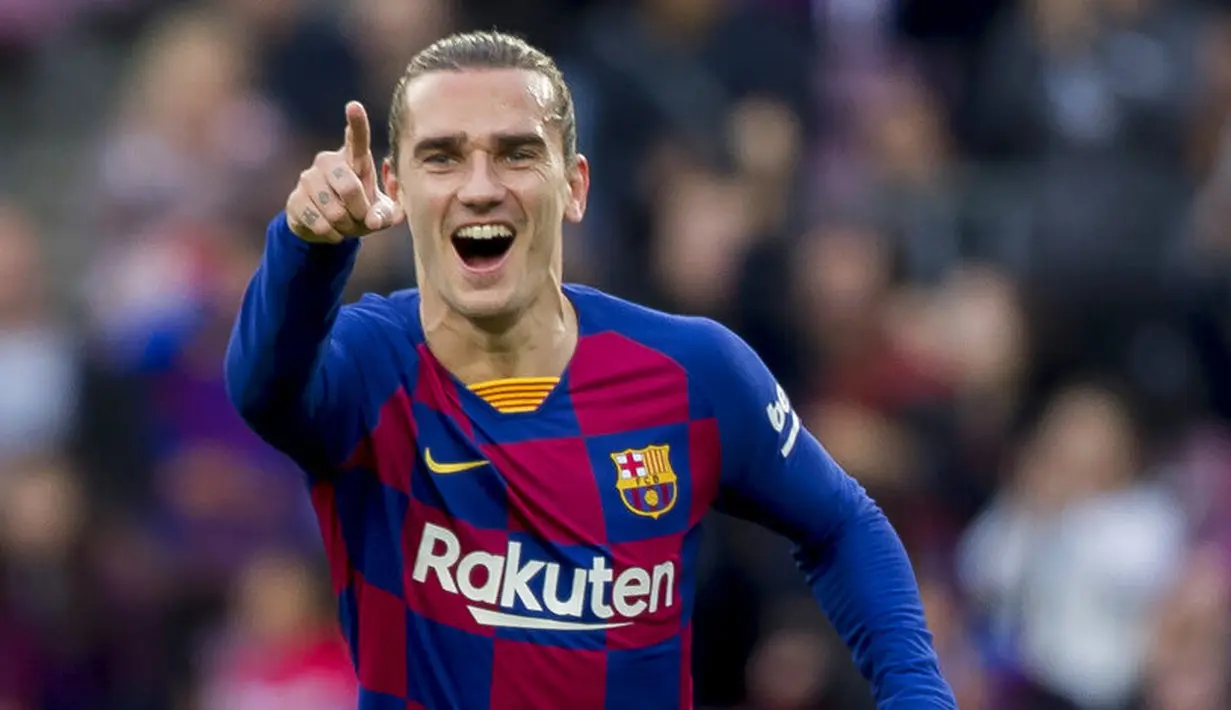 Penyerang Barcelona, Antoine Griezmann, melakukan selebrasi usai membobol gawang Deportivo Alaves pada laga La Liga 2019 di Stadion Camp Nou, Sabtu (21/12). Barcelona menang 4-1 atas Deportivo Alaves. (AP/Joan Monfort)