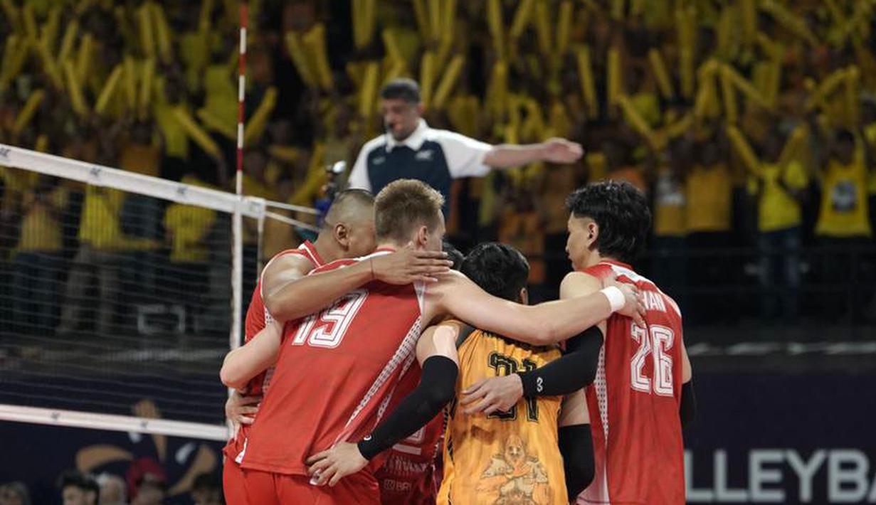 Tensi pertandingan semakin meningkat di set keempat. Kedua tim terus saling kejar poin hingga skor imbang 18-18. Namun Bhayangkara Presisi mampu memanfaatkan kesalahan lawan untuk unggul 23-20 di akhir set. (Dok. PBVSI)