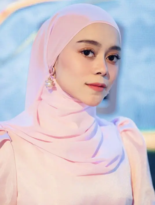 Selain nude, nuansa warna pink menjadi kunci tampilan yang menjanjikan.  [Foto: Instagram/ Lesti Kejora]