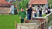 Matt Damon saat berkunjung ke Jawa Tengah, Indonesia untuk melihat dampak kemajuan program organisasi Water.org yang didirikannya. (Water.org)