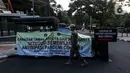 Petugas menutup area kawasan Taman Ayodya, Jalan Bulungan dan Mahakam, Jakarta, Rabu (23/9/2020). Penutupan jalan dilakukan agar masyarakat tidak berkumpul di area tersebut pada waktu malam hari dan menekan angka penularan virus corona COVID-19. (Liputan6.com/Johan Tallo)