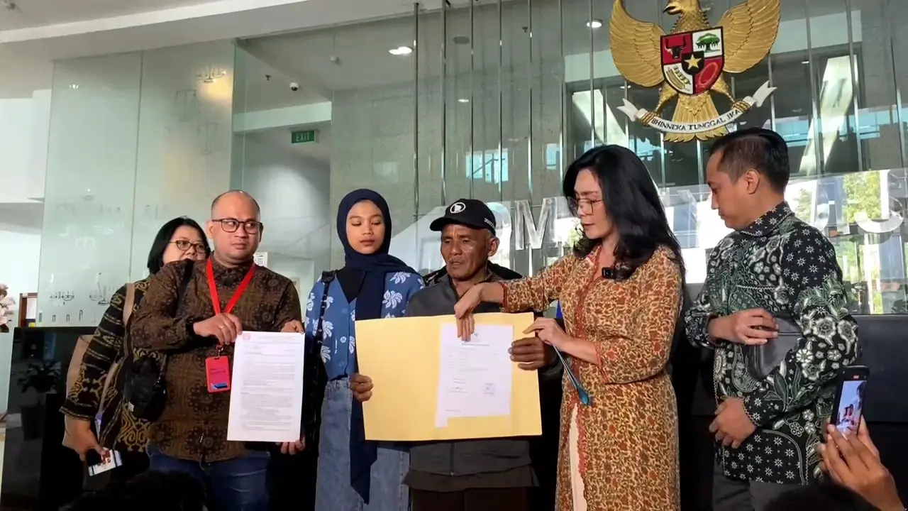 Keluarga almarhum Dini Sera Afriyanti (29) melaporkan Majelis Hakim Pengadilan Negeri Surabaya ke Komisi Yudisial (KY) atas vonis bebas kepada Gregorius Ronald Tannur, terdakwa kasus pembunuhan. (Merdeka.com/Bachtiarudin Alam)