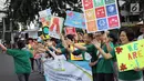 Sejumlah warga melakukan kampanye tentang perdamaian dunia saat car free day di kawasan Bunderan HI, Jakarta, Minggu (27/5). (Liputan6.com/Faizal Fanani)