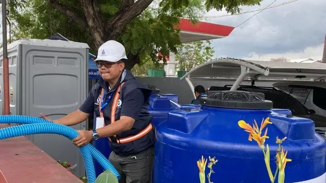 PAM JAYA serahkan bantuan tujuh unit tandon air untuk memenuhi kebutuhan air para penyintas kebakaran Depo Pertamina Plumpang.
