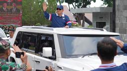 Presiden Republik Indonesia, Prabowo Subianto melambaikan tangan saat meninggalkan Akademi Militer setelah retret kabinet Merah Putih di Magelang, Jawa Tengah, Minggu 27 Oktober 2024. (AP Photo/Achmad Ibrahim)