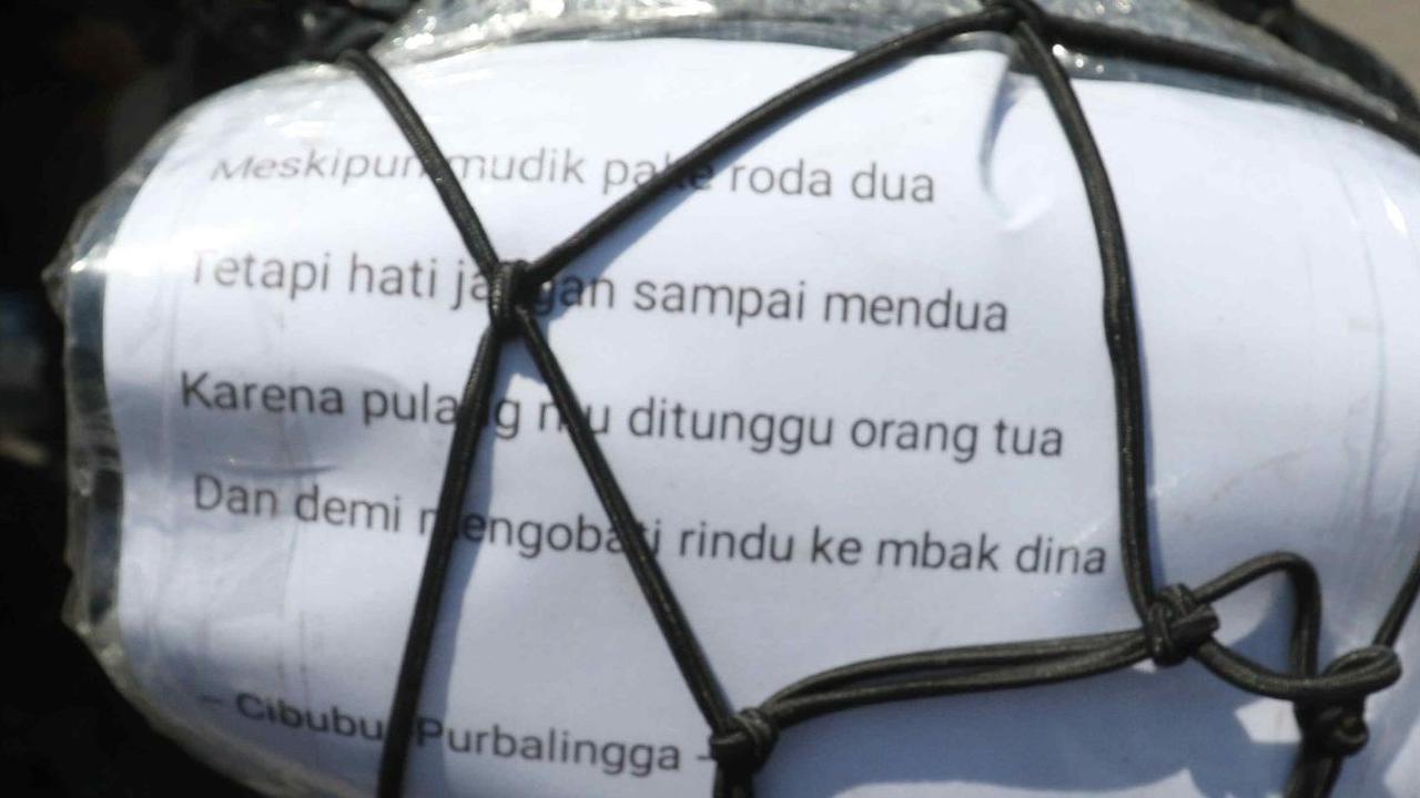 Sejumlah pemudik sepeda motor menuliskan pesan-pesan unik bertema pulang kampung. Momen ini dimanfaatkan mereka dengan membuat tulisan pesan unik tersebut yang dipasang pada bagian belakang sepeda motornya. Berikut pesan kocaknya: ©2023 Liputan6.com / He