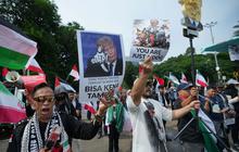 FOTO: Massa Aksi di Kedubes Amerika Serikat Mengecam Serangan ke Iran