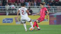 Pemain Timnas Indonesia U-23, Ilham Rio Fahmi (kiri) berebut bola dengan pemain Korea Selatan U-23, Kang Seong-jin pada laga perempatfinal Piala Asia U-23 2024 di Abdullah bin Khalifa Stadium, Doha, Qatar, Jumat (26/4/2024) dini hari WIB. (Dok. PSSI)
