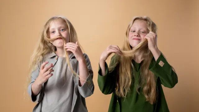 Merasa Sulit dalam Mengasuh Anak Kembar? Ini Tips Mengasuh Anak Kembar dengan Perlakuan yang Adil! (Foto dok : Pexels/cottonbro)