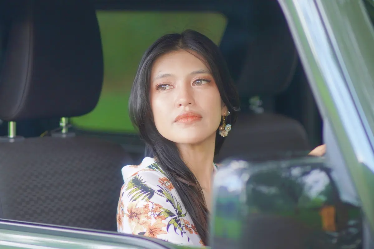 wanita november sedih ditinggal orang