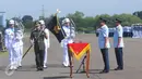 Panglima TNI Jenderal Gatot Nurmantyo membawa pataka TNI AU dalam serah terima jabatan KSAU di Lanud Halim Perdanakusuma, Jakarta, Jumat (20/1). Marsekal TNI Hadi Tjahjanto menggantikan Agus Supriatna‎ sebagai KSAU. (Liputan6.com/Helmi Afandi)