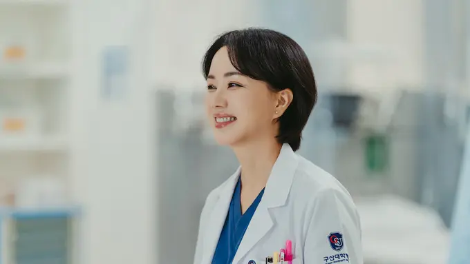 Uhm Jung Hwa dalam serial Doctor Cha. (Foto: Netflix)