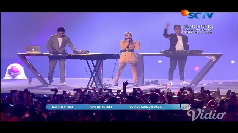 Siti Badriah, Winky Wiryawan, dan Jevin Julian dalam Closing Ceremony Asian Games 2018