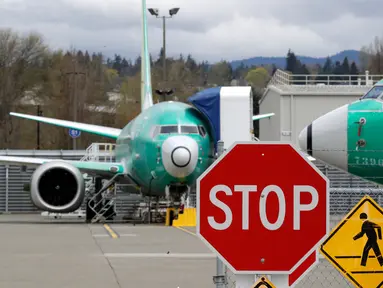 Boeing 737 MAX Jet terparkir di fasilitas produksi  di Renton, Washington, Senin (16/12/2019). Boeing Co mengumumkan akan menghentikan untuk sementara waktu produksi pesawat jenis 737 MAX – yang sudah dilarang terbang – pada Januari 2020 mendatang. (AP/Elaine Thompson)