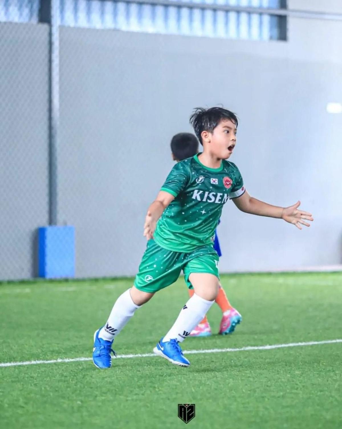 Keseruan sepak bola terpancar jelas dari wajah Judeo yang kini tumbuh menjadi anak yang tampan. Banyak orang yang memuji kemampuan bermainnya.<br>