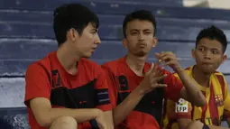 Para pesepak bola tuna rungu berdiskusi menggunakan bahasa isyarat saat akan bertanding pada Kejuaraan Futsal Tuna Rungu di GOR Ciracas, Jakarta, Sabtu (7/11/2015). (Bola.com/Vitalis Yogi Trisna)