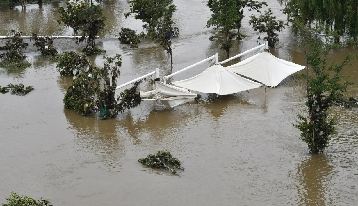 Sebuah taman di samping sungai Han terendam banjir menyusul hujan lebat di Seoul (11/8/2020). Banjir mencetak rekor baru dengan lebih banyak hujan deras diperkirakan sampai pertengahan Agustus. (AFP/Jung Yeon-je)