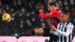 Dalam laga yang digelar Sabtu (11/12/2021) di Friuli Stadium, AC Milan memperoleh peluang terlebih dahulu pada menit ke-12. Sepakan voli Zlatan Ibrahimovic masih belum tepat sasaran ke gawang Udinese yang dikawal Marco Silvestri. (AFP/Marco Bertorello)