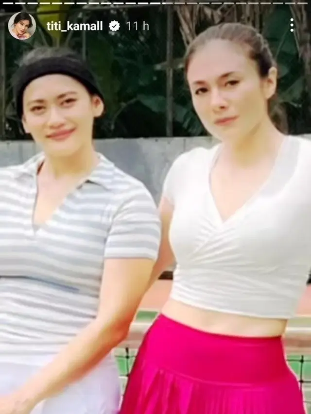 Wulan Guritno mencuri perhatian saat main tenis (Instagram/titi_kamall)