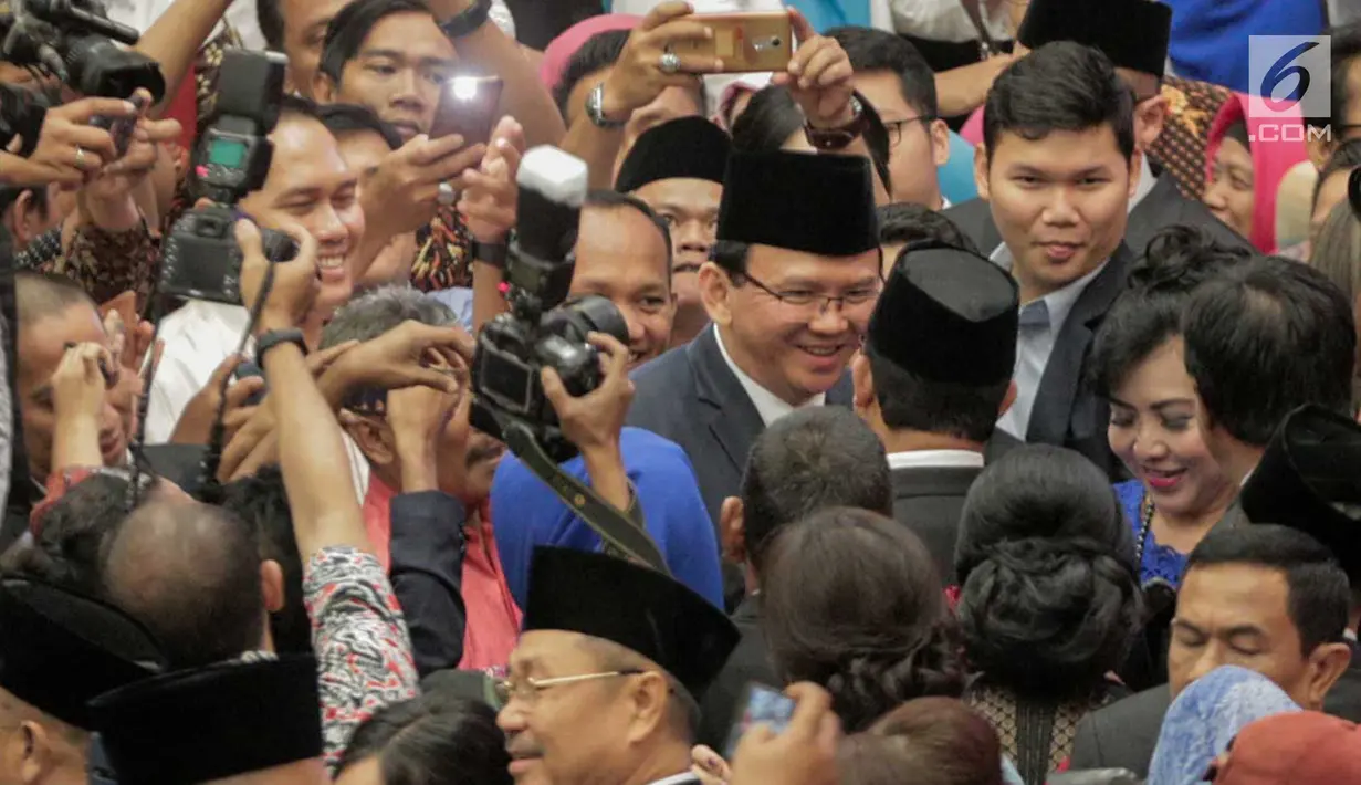 Gubernur DKI Jakarta Anies Baswedan bersalaman dan bertegur sapa dengan gubernur pendahulunya, Basuki Tjahaja Purnama (Ahok) setelah pelantikan anggota DPRD DKI Jakarta periode 2019-2024 di Gedung DPRD DKI Jakarta, Senin (26/8/2019). (Liputan6.com/Faizal Fanani)