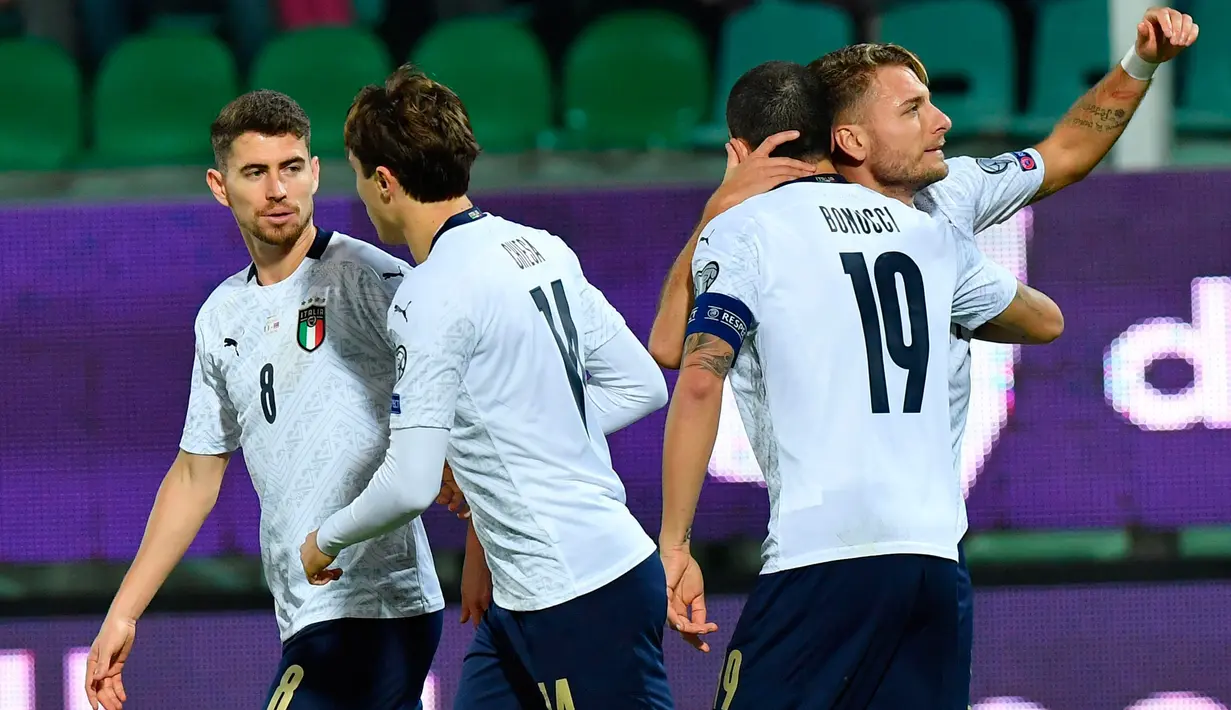 Striker Italia, Ciro Immobile merayakan dengan rekan setimnya setelah mencetak gol ke gawang Armenia pada laga penyisihan Grup J Kualifikasi Piala Eropa 2020 di Stadion Renzo Barbera, Palermo, Senin (18/11/2019). Menghadapi Armenia, timnas Italia berpesta gol dengan skor telak 9-1. (ANSA via AP)