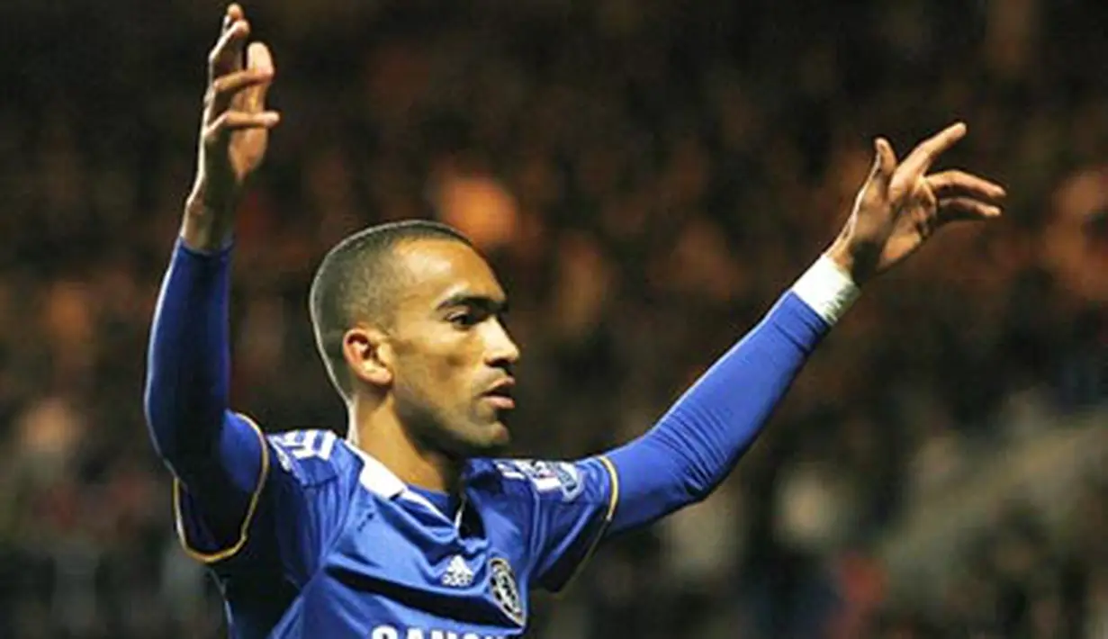 Chelsea's Portuguese defender Jose Bosingwa celebrates the first goal during their Premier League football match against Arsenal on November 30, 2008 at Stamford Bridge, in London. AFP PHOTO/ GLYN KIRK
