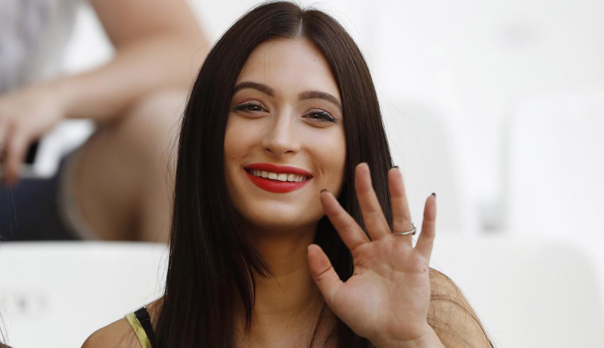 Fans Cantik Portugal memberikan salam saat mendukung timnya melawan Polandia pada perempat final Piala Eropa 2016 di Stade VÈlodrome, Marseille, Prancis, (30/6/2016) dini hari WIB. (REUTERS/Yves Herman)
