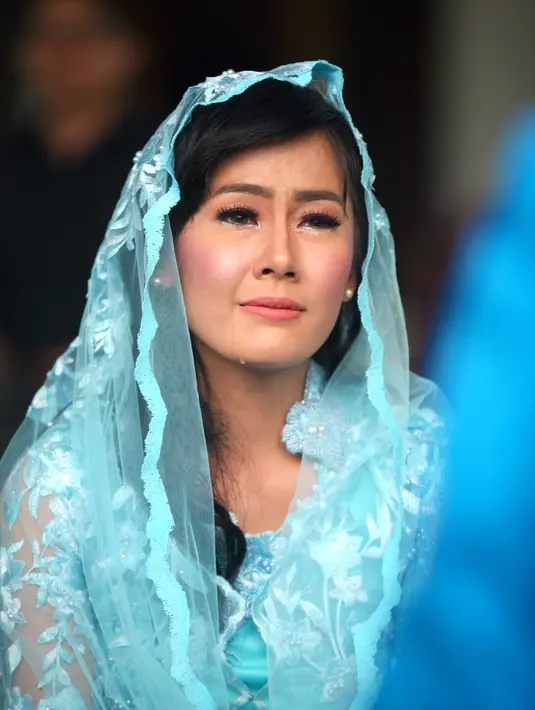 Suasana haru terlihat saat pemeran film itu dipersilahkan meminta ijin dan mohon doa restu sebelum nikah. Air mata Rasti pun meleleh saat meminta ijin. (Nurwahyunan/Bintang.com)