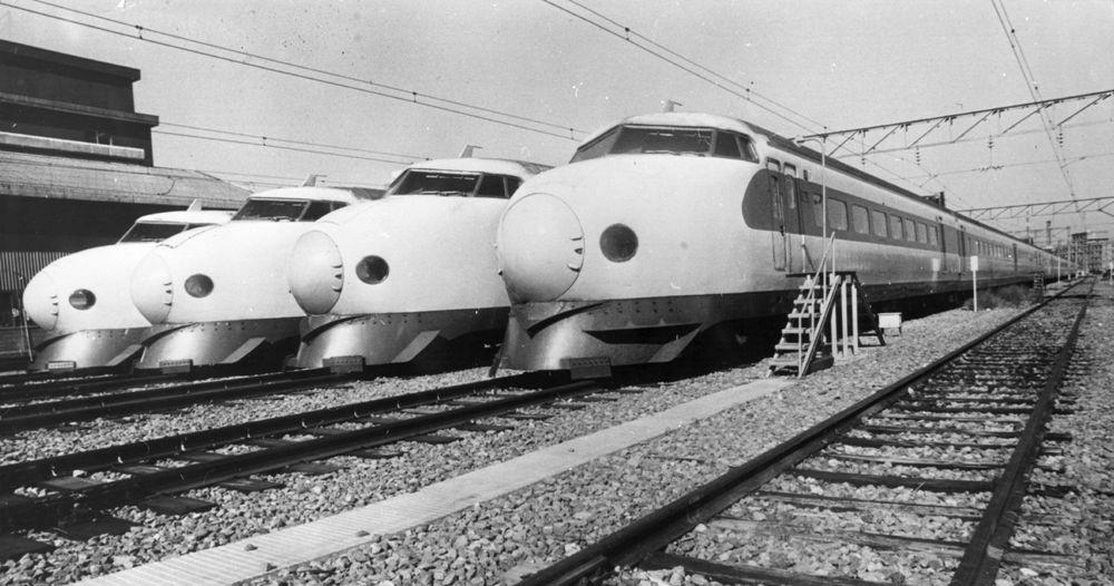 Kereta api cepat (shinkansen) di Shinagawa, Jepang. (The History). 