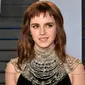 Aktris muda, Emma Watson berpose setibanya pada pesta after-party Vanity Fair Oscar 2018 di Beverly Hills, California, Minggu (4/3). Tak hanya itu, rambut aktris 27 tahun ini juga terlihat terurai rapi dengan poni tengahnya. (Evan Agostini/Invision/AP)