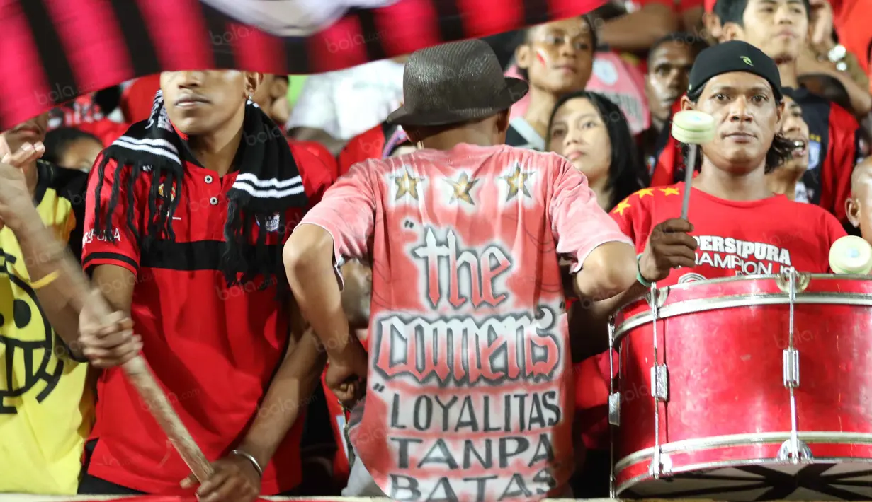 Persipuramania memeriahkan laga pembuka Torabika Soccer Championship 2016 di Stadion Mandala, Jayapura, Papua, Jumat (29/4/2016). (Bola.com/Nicklas Hanoatubun)