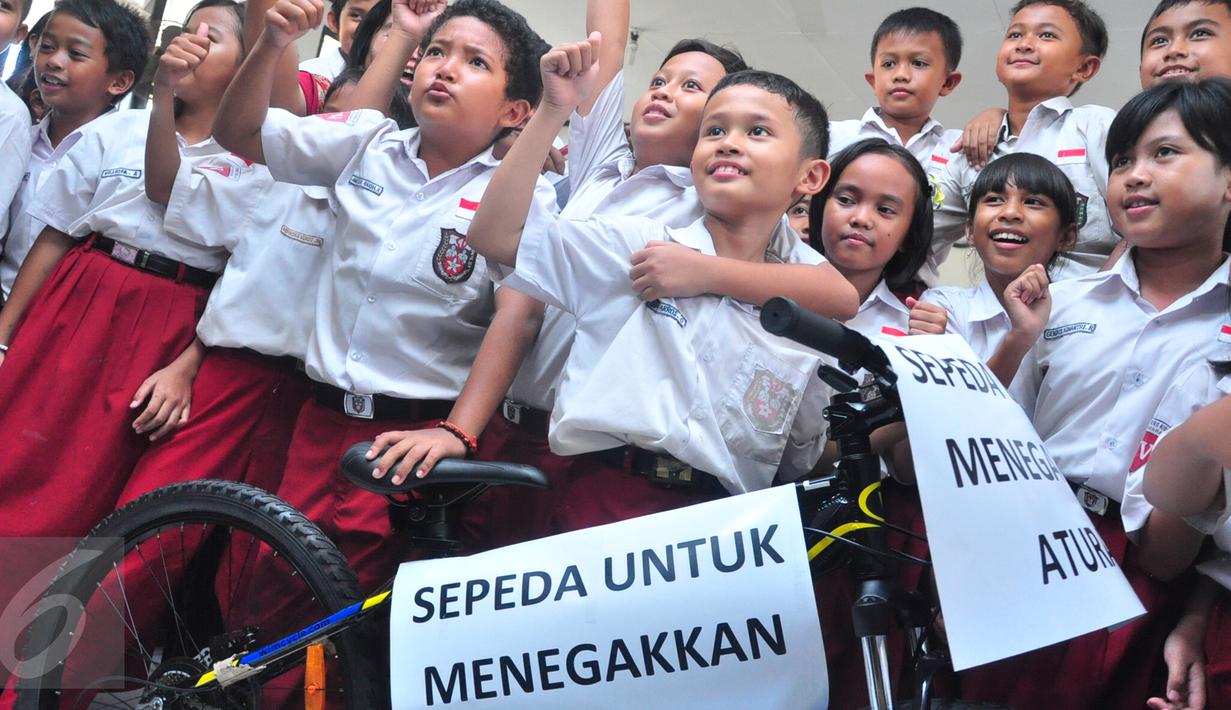 Daffa Farros Oktoviarto mendapat penghargaan dan sepeda gunung dari Wali Kota Semarang Hendrar Prihadi, di SD Kalibanteng 01, Semarang, (20/4).Daffa menjadi perbincangan karena aksi heroiknya menghadang pengendara yang melintas di trotoar. (Foto: Gholib)