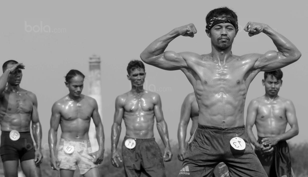 Para kuli genteng berpose saat mengikuti kontes binaraga di Desa Jatiwangi, Majalengka, Jawa Barat, (11/8/2017). Kontes yang digelar setiap tahun ini merupakan bagian dari perayaan HUT kemerdekaan RI. (Bola.com/M iqbal Ichsan)