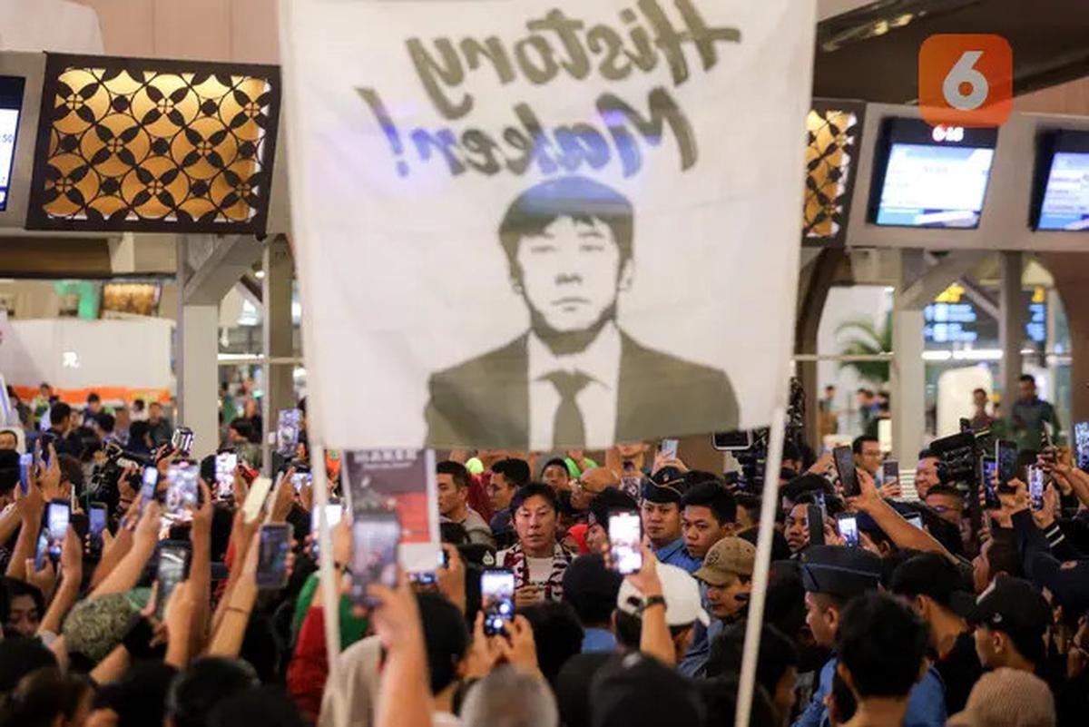 Foto: Pulang ke Korea Selatan, Shin Tae-yong Dilepas dengan Meriah oleh Masyarakat dan Suporter Indonesia
