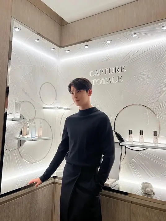 Cha Eun Woo dipercaya menjadi BA untuk Dior Capture Totale Serum untuk 2023 [instagram/eunwo.o_c]