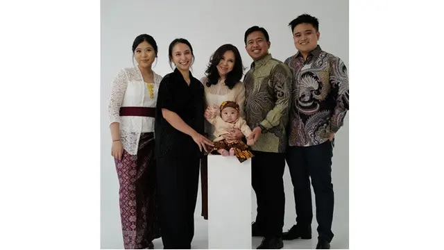 6 Pemotretan Keluarga Joshua dan Clairine Clay, Baby Elio Gemas Pakai Blangkon